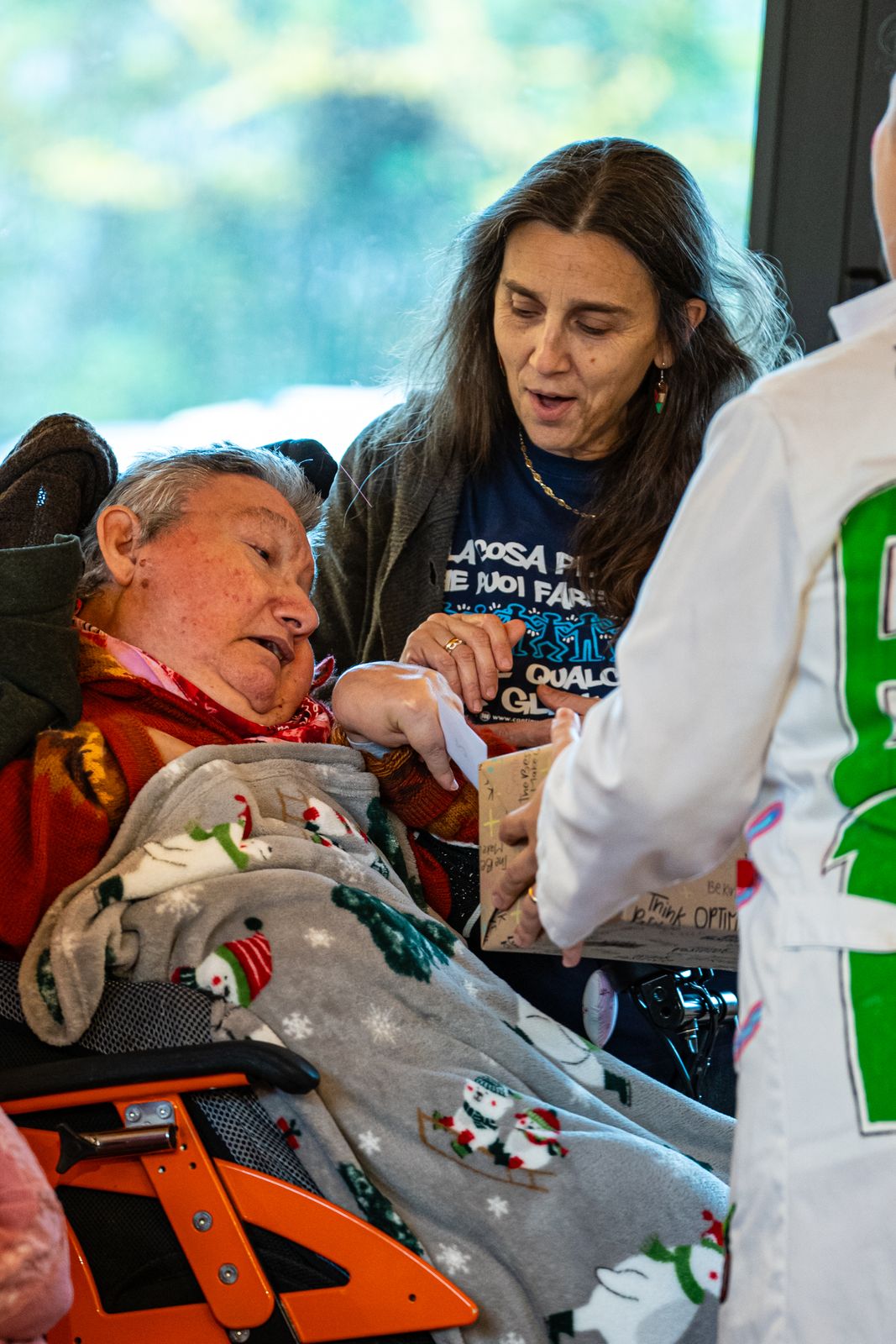 Un’operatrice accompagna una persona accolta durante un’attività