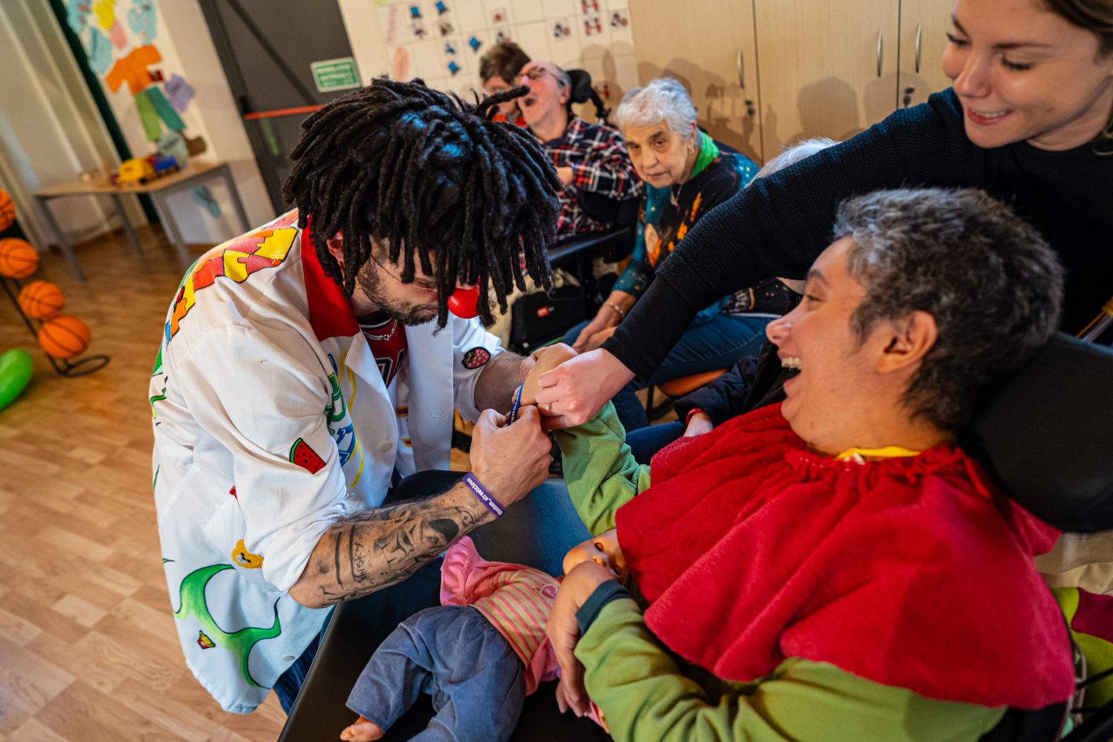 Un momento di festa e animazione con le persone accolte