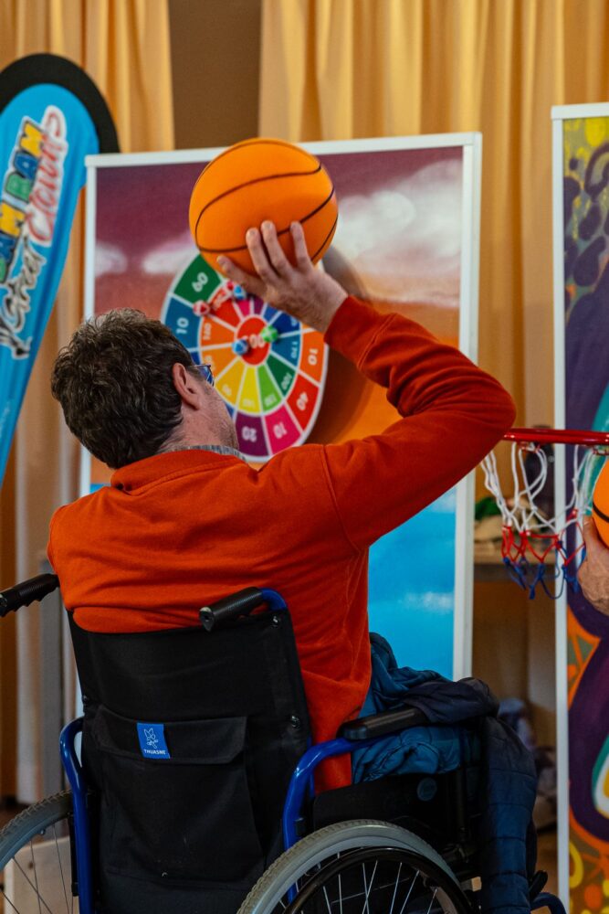 Un’attività motoria nella palestra attrezzata della Comunità