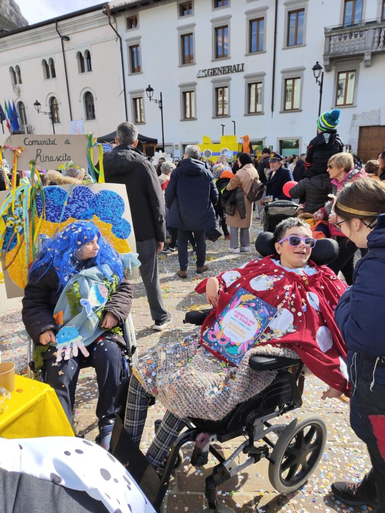 Persone della Comunità alla sfilata di carnevale in centro a Tolmezzo