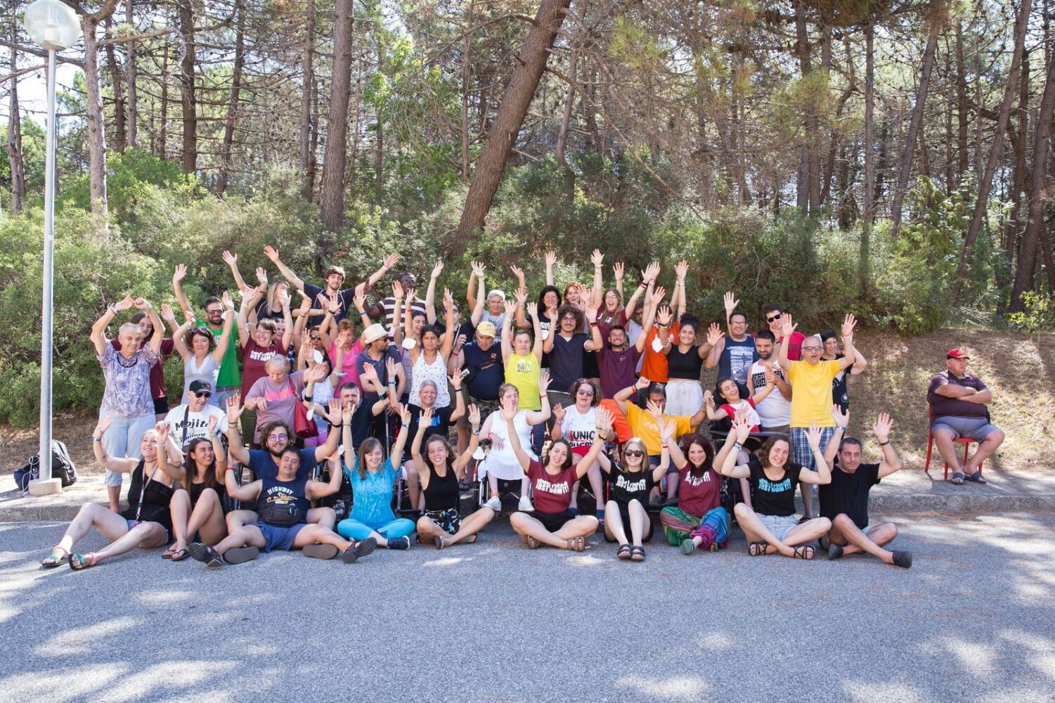Il gruppo del soggiorno estivo Dinsi Une Man in una foto di gruppo all’aperto